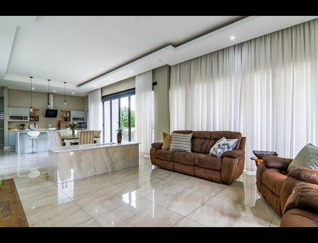 5 BEDROOM HOUSE FOR SALE IN COPPERLEAF ESTATE